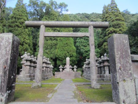 鳥居の向こうにひときわ大きく見えてくるのが…島津久光公のお墓。