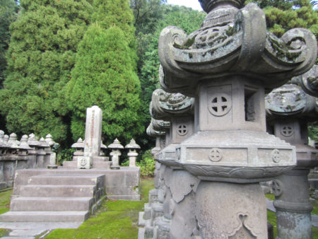 明治2年の廃仏毀釈で寺は取り壊され、今は島津家歴代の当主の墓所のみが残っています