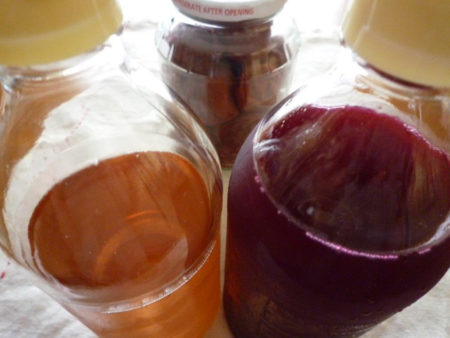 梅の塩漬けの段階でできる「白梅酢」と、赤紫蘇を漬けた後にできる「赤梅酢」