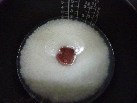 梅干しは、お米１合に一個を目安に、梅干しの大きさや塩分に応じて調節してください。