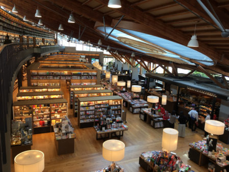 従来の図書館と、書店、そして、コーヒーショップが一緒になった、これまでにないスタイルの図書館です。