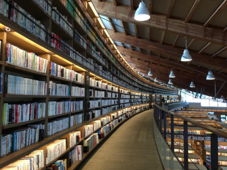 図書館の中に入ると、こんな感じ。 開放的な空間