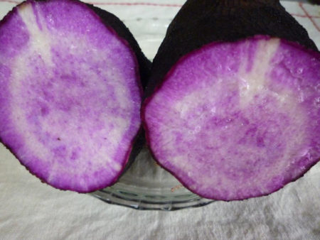 さっそく、ちょっとめずらしい紫山芋でつくってみました。
