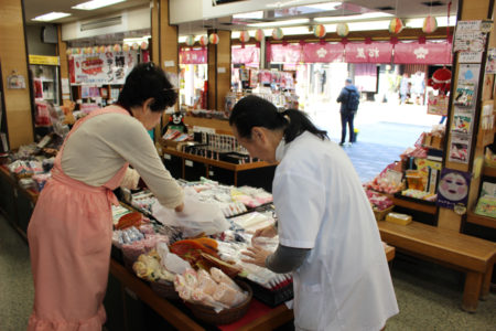 ほどなくして、松屋の2軒隣の老舗の和菓子屋「梅園」の森田礼子さんが柿の葉を受け取りに来ました。