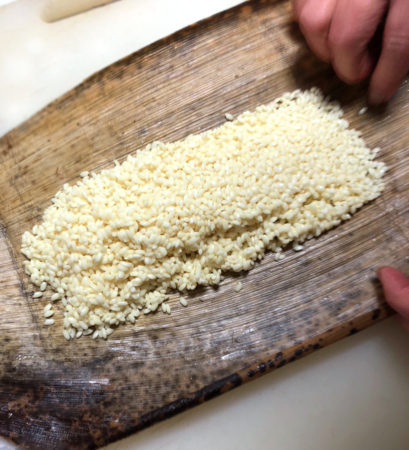 もち米を竹の皮の真ん中に入れる