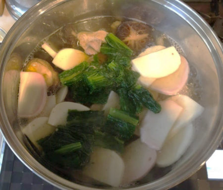 ぶりや鶏肉、焼き豆腐などの具材を入れて煮ます。