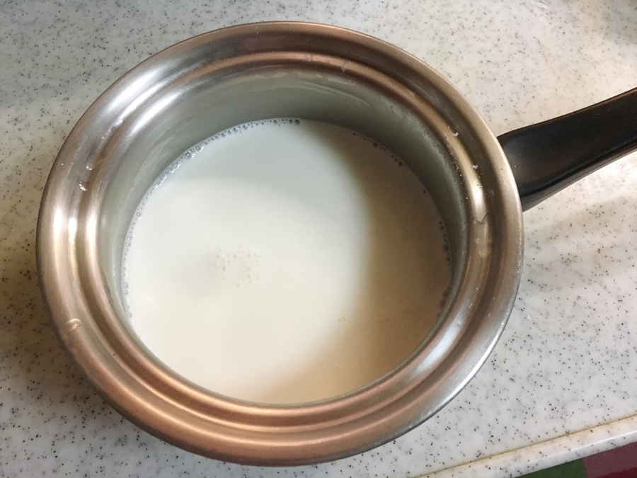 牛乳を加えて、ゴムべらでよく混ぜながら中火にかけます。