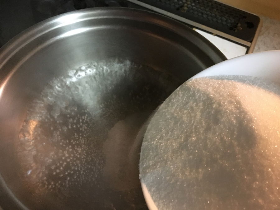 鍋に水とグラニュー糖を入れ、少し煮立たせます。