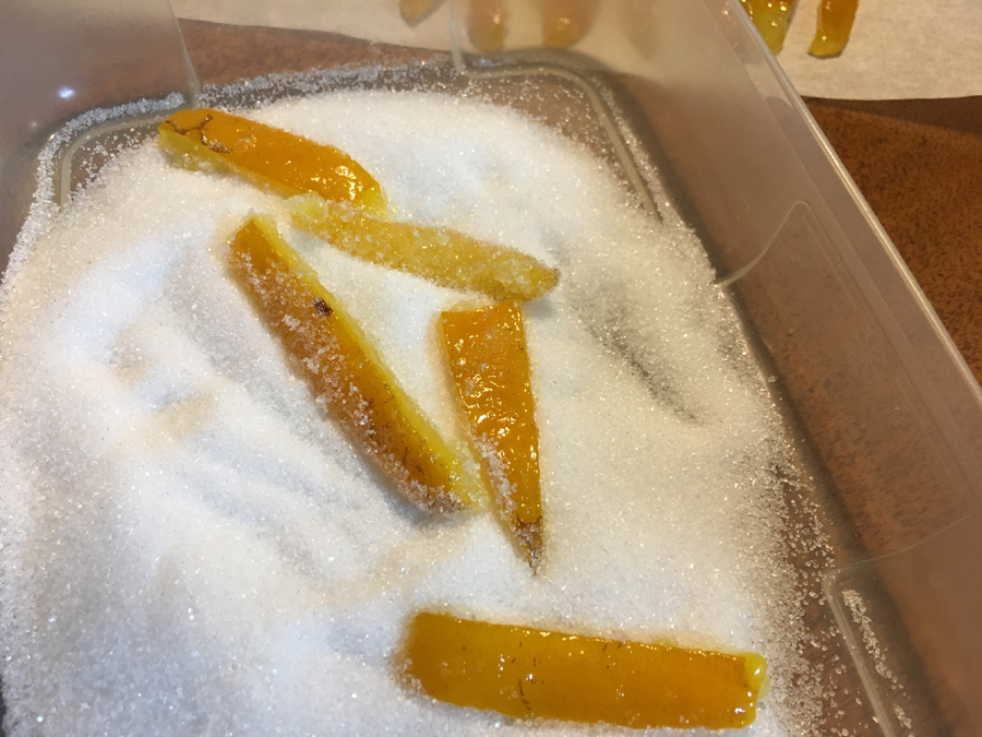 冷めた皮に、一つ一つ箸でグラニュー糖をまぶし、しっかり乾いたら「フス―ピール」の出来上がり。