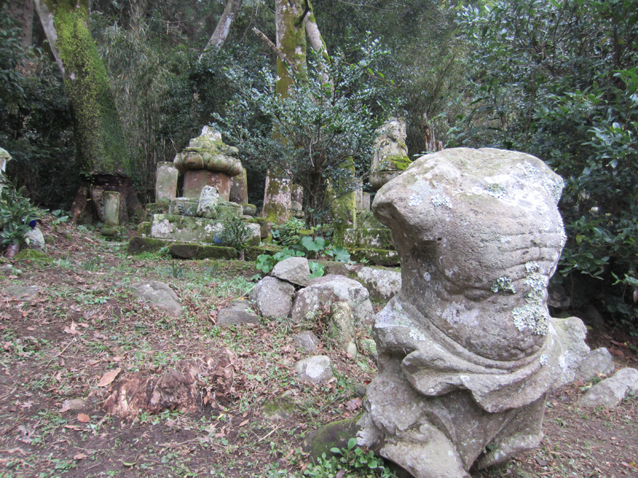 破壊された石仏が、激しかった廃仏毀釈の歴史を生々しく伝えていて、胸が痛みます。