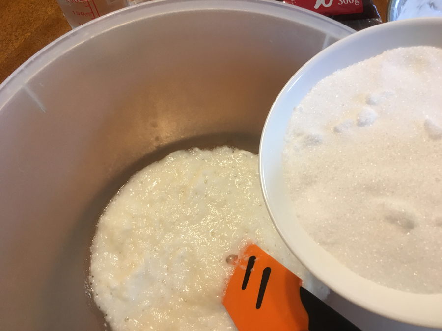 すりおろした長芋をボールに入れ、その中に、砂糖を３回に分けて入れ、その都度よくかきまぜます。