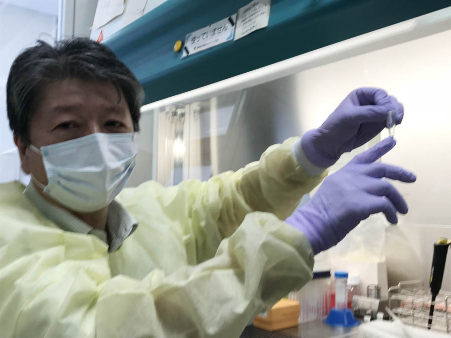 糖鎖を使ってウイルスをいち早く捕らえ検出する技術を開発した隅田泰生教授 （2019年7月　鹿児島大学の研究開発拠点にて）
