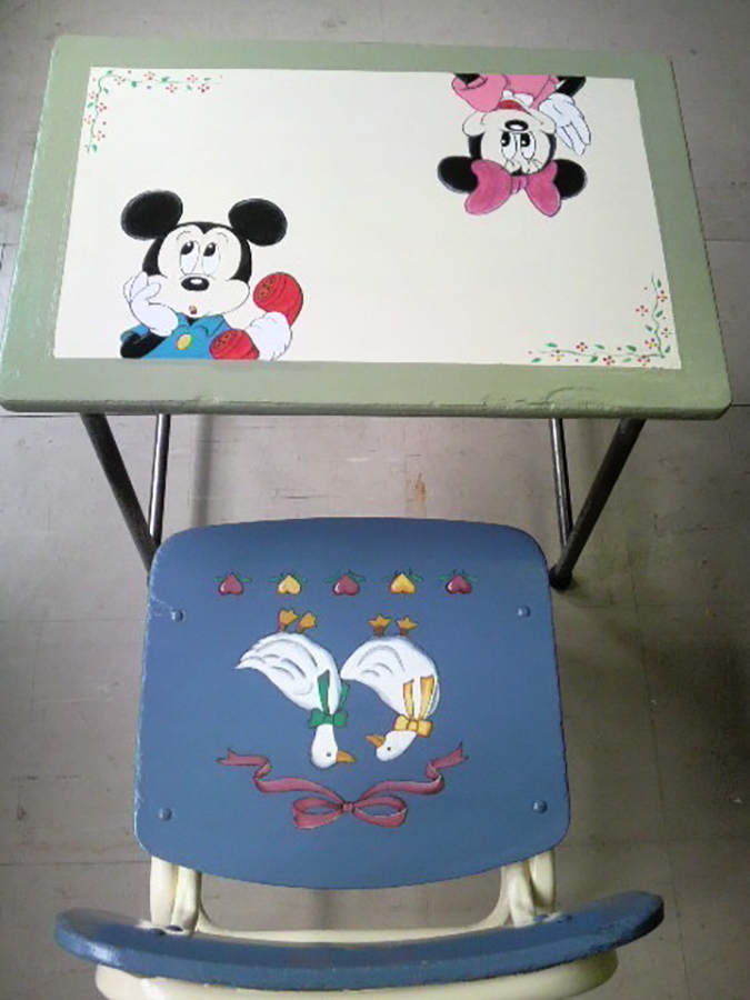 相談室の机と椅子 (子供が楽しく過ごせるように、山﨑さんが絵を描いた)