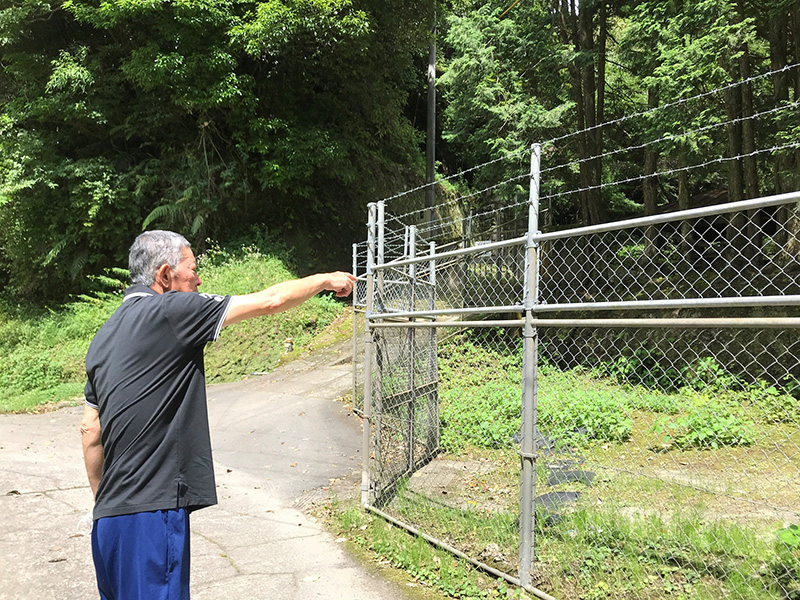 「このフェンスの向こうが七窪水源地ですよ。」と話す岡村さん