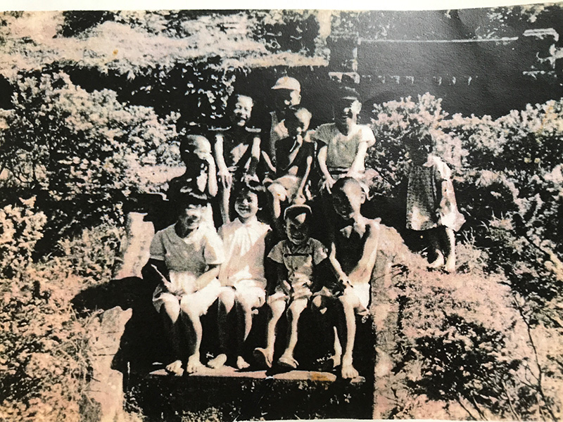 昭和31年：七窪水源地で遊ぶ集落の子どもたち （岡村さんは前列の右から2番目）
